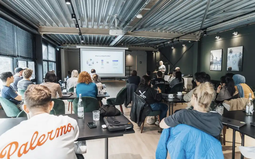 Equipe de funcionários assistindo apresentação sobre mudanças na empresa