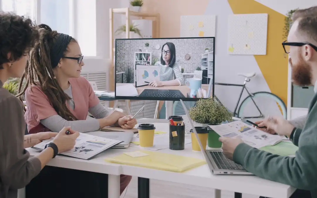 Equipe no escritório fazendo reunião por vídeo conferência