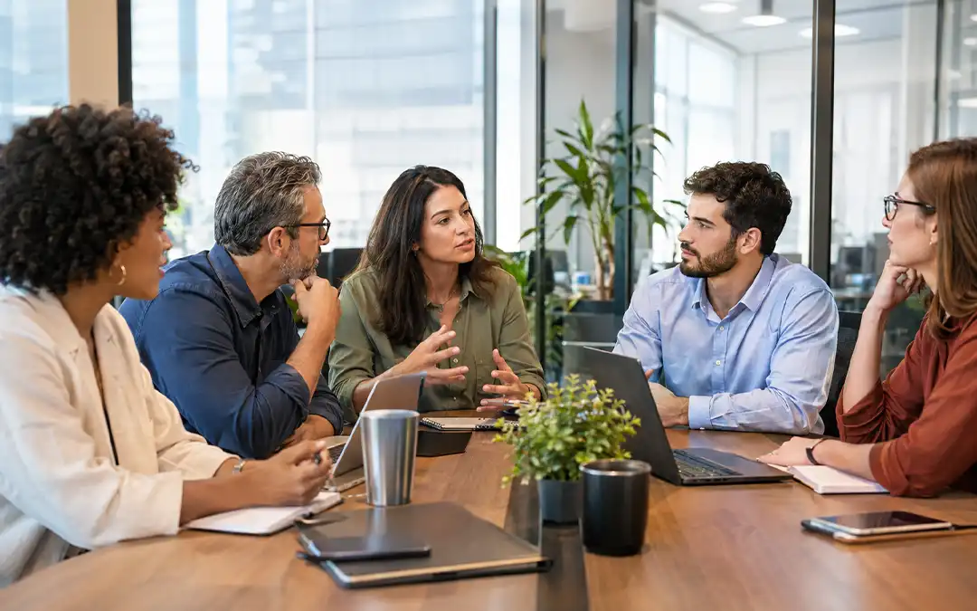 Equipe de gestores debatendo sobre retenção de talentos.