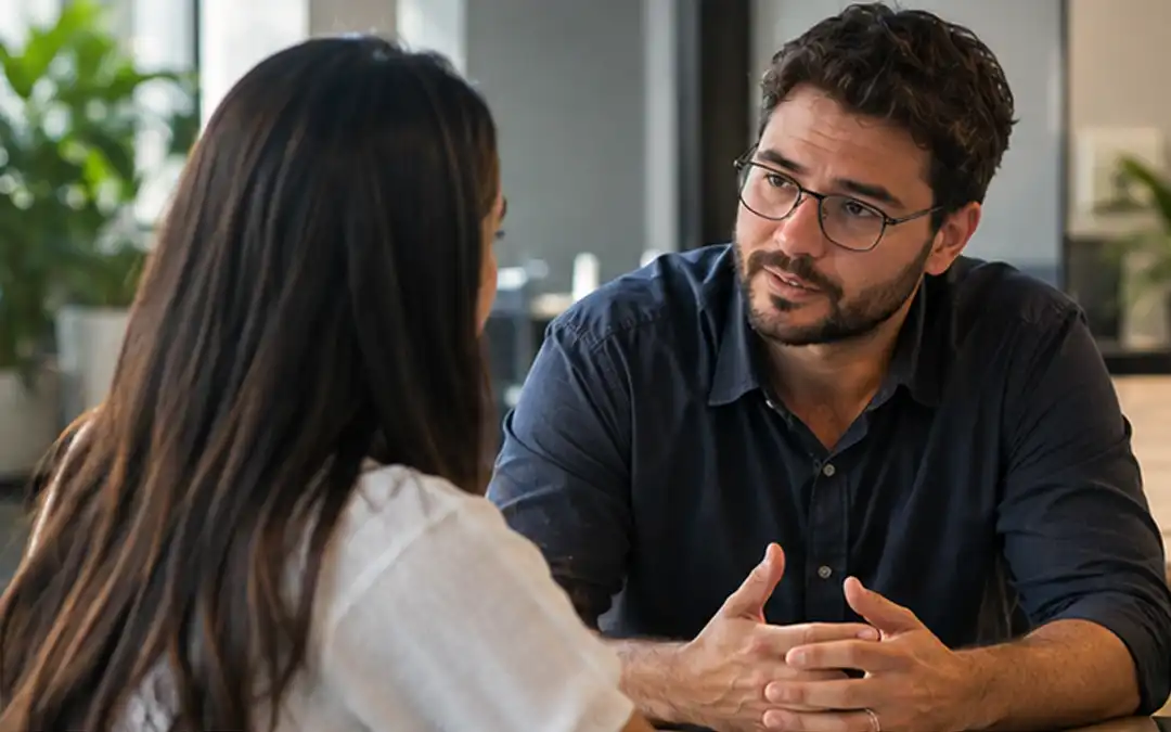 Homem pedindo demissão para gestora.