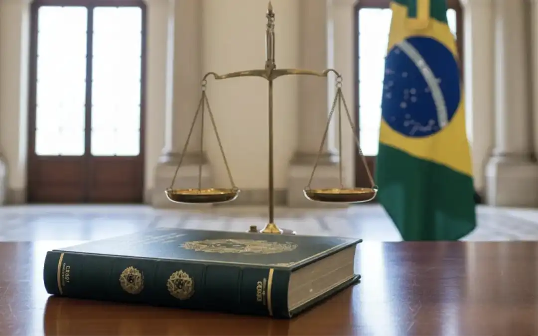 balança da justiça com livro de leis trabalhistas